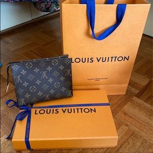 Louis Vuitton Toiletry 19